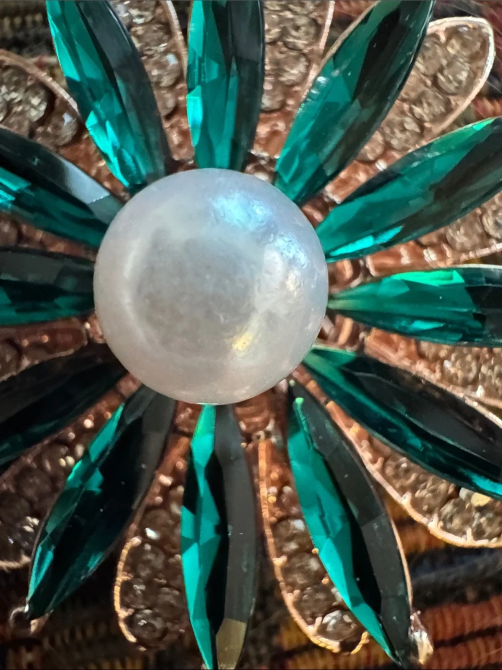NWOT Emerald Crystal Flower Brooch with Faux Pearl Center